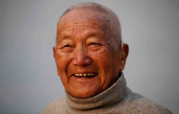 Fallece un alpinista nepalí de 85 años en el Everest