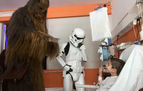 Personajes de Star Wars visitan a los niños de la planta de pediatría de Son Espases