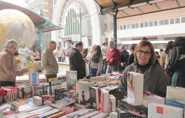 La Plaza de España de Valladolid se llena un año más de lectores y libreros pese a la lluvia