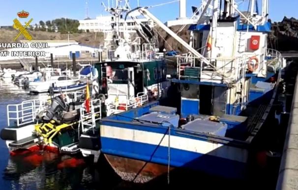 Sorprenden a un barco de pesca con más de una tonelada de pescado sin declarar en Taliarte (Gran Canaria)