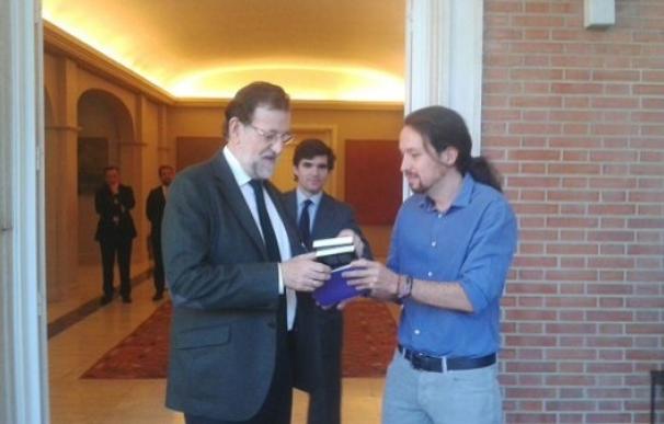 Pablo Iglesias regala a Rajoy el libro de Antonio Machado 'Juan de Mairena'