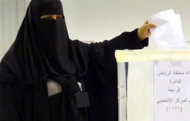 Una mujer logra un escaño en las elecciones de Arabia Saudí