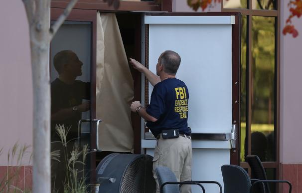 El FBI en San Bernardino (California), donde asesinaron a 14 personas el 7 de diciembre (Joe Raedle/Getty Images/AFP)