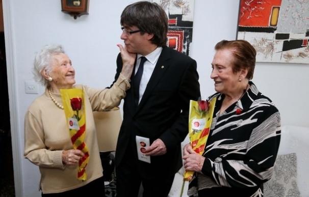 Más de 3.000 ancianos solos reciben una rosa y un libro