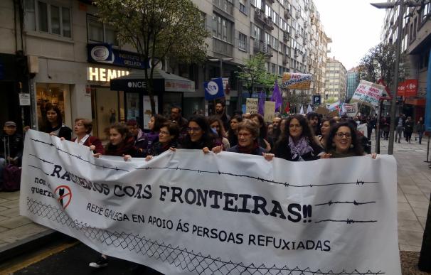Unos 200 manifestantes exigen en Santiago "romper con las fronteras" y "acoger de forma digna" a los refugiados