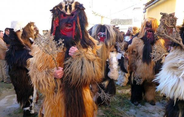 Las Carantoñas de Acehúche y el Carnaval hurdano, en el desfile del Festival de la Máscara Ibérica de Lisboa