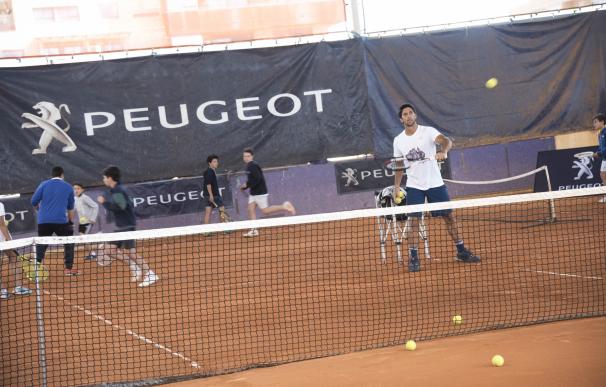 Verdasco participa en un clinic solidario antes de su debut en el Mutua Madrid Open