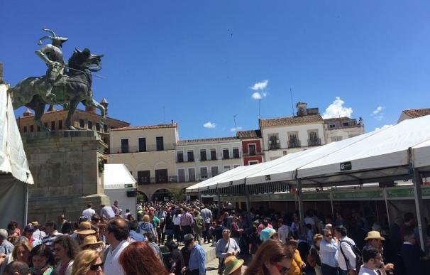 Gran afluencia de público en la Feria del Queso de Trujillo, que conjuga turismo y gastronomía
