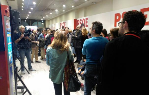 Militantes esperan los resultados en la sede del PSOE en la calle Ferraz de Madrid.