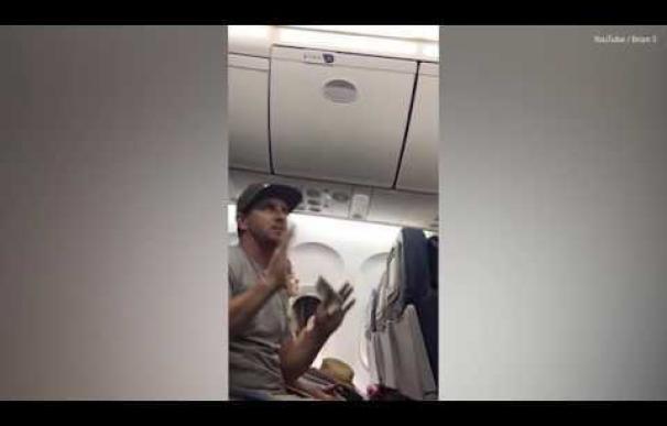 Delta expulsa de un vuelo a una familia por negarse a ceder el asiento de su bebé