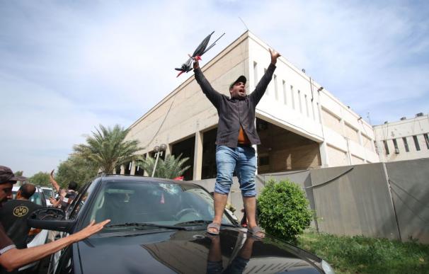 Los seguidores del clérigo chií Al Sadr irrumpen finalmente en la Zona Verde y la sede del Parlamento