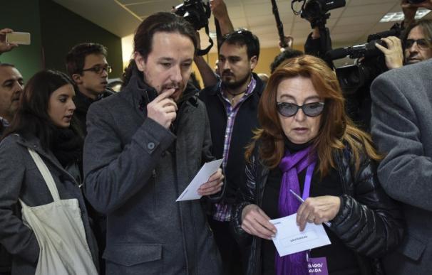 Pablo Iglesias (c) junto a su madre, Luisa Turrion (d ) votando en Madrid este 20 de diciembre d 2015 (AFP / PEDRO ARMESTRE)