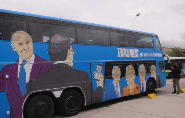 El 'Tramabús' de Podemos aparca en el hospital de Vigo con una foto de Feijóo para denunciar la "corrupción legalizada"