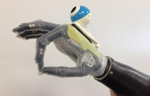 Desarrollan una prótesis de mano que reconoce los objetos para poder agarrarlos con mayor precisión