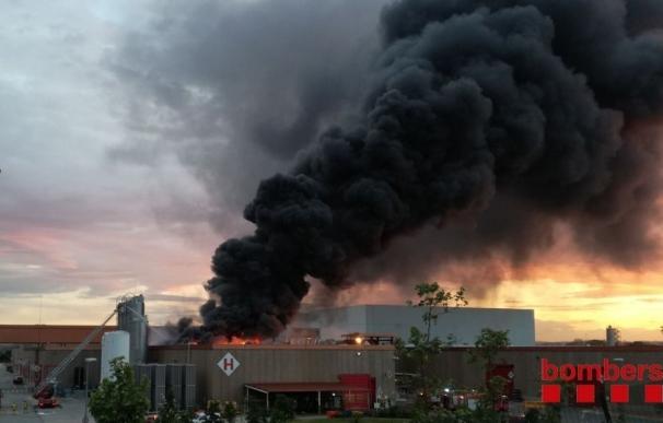 Se incendia una nave industrial de un polígono de Montornès del Vallès (Barcelona)