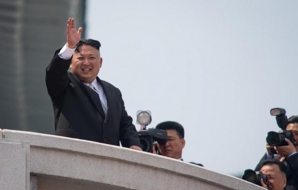 Imagen tomada el 15 de abril de 2017 que muestra al líder norcoreanor Kim Jong-Un durante el desfile por el 105 aniversario del nacimiento del fundador del régimen ( AFP / ED JONES)