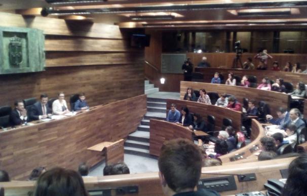 Medio centenar de escolares, políticos y representantes de la cultura homenajean al asturiano en la Junta General