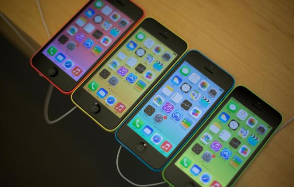 Latest IPhones Hit Shops In Hong Kong