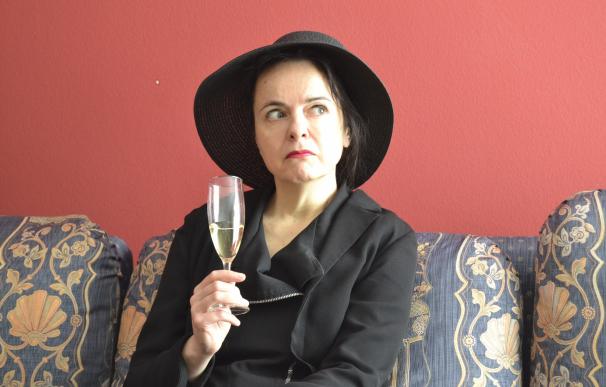 Amélie Nothomb novela a otra escritora como "la mejor compañera para beber champán"