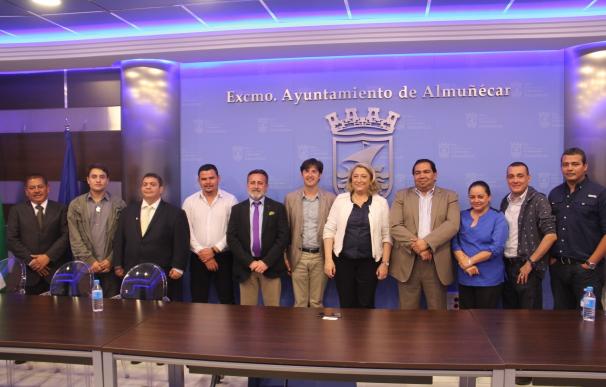 Almuñécar recibe a una delegación de alcaldes de El Salvador para abordar cuestiones de agricultura y turismo