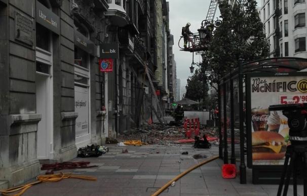 Al menos un herido en el derrumbe de parte del edificio incendiado en Oviedo