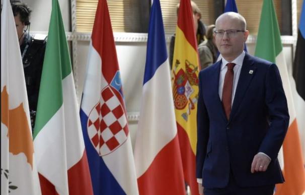El primer ministro checo dimite y cae el gobierno por un ministro bajo sospecha