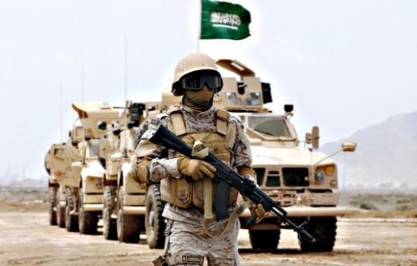 Un miembro de las fuerzas armadas saudíes durante una incursión militar en Yemen / AFP
