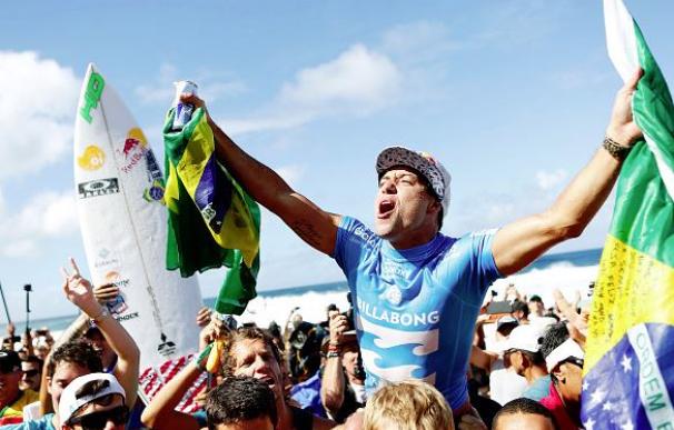 Adriano de Souza, el campeón del mundo de surf que aprendió a surfear antes que a nadar / Getty Images.