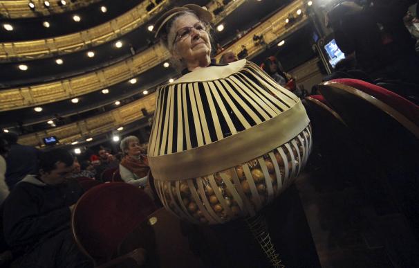 Una mujer que acudió caracterizada de Bombo de Lotería (Foto: José González)