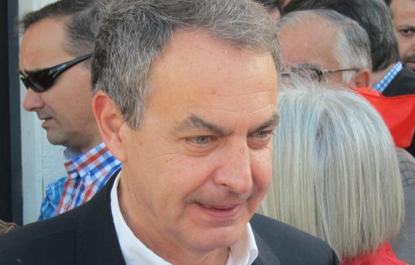Zapatero llama a un cambio en el PSOE para abrir una etapa de recuperación socialista que representa Susana Díaz