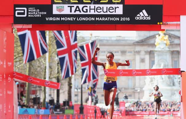 Superó una caída y un choque con un aficionado para ganar el maratón de Londres