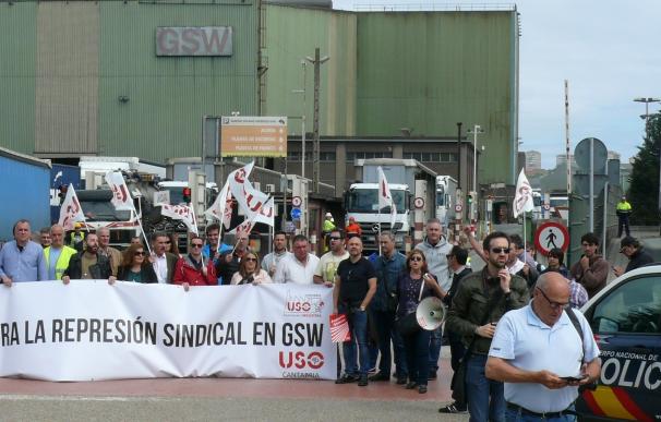 Un centenar de personas "bloquea" el acceso a GSW en protesta por el despido de dos sindicalistas