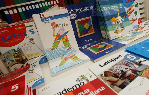 Los editores de libros de texto catalanes aseguran cumplir la normativa y ven mala intención