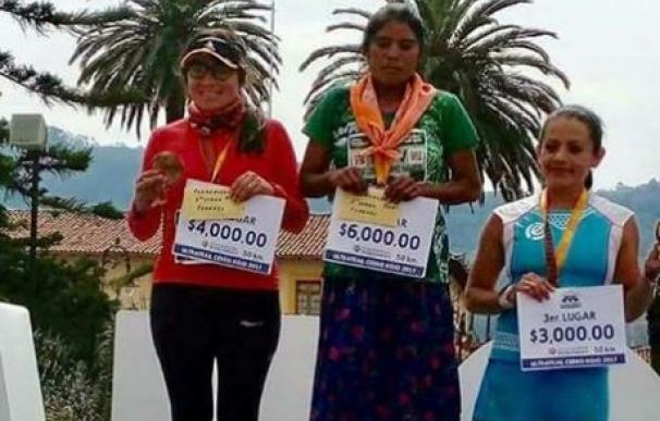Con falda y en sandalias, así ganó una carrera de 50 km una mujer tarahumara