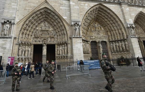 Soldados franceses vigilan Notre Dame