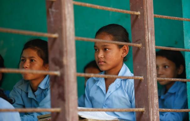 Los niños de Nepal vuelven a la escuela en aulas provisionales, según UNICEF
