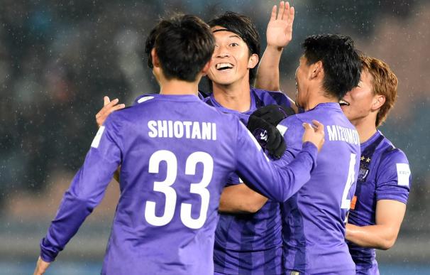 Sanfrecce Hiroshima forward Yusuke Minagawa (2nd L