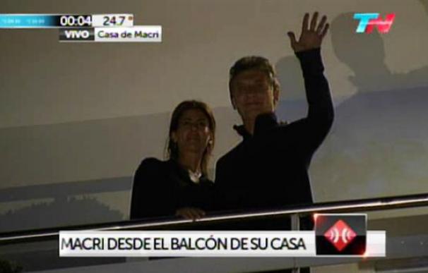 Mauricio Macri que tomará la presidencia de Argentina al medio día del jueves, salió al balcón de su casa pasadas las doce de la noche del miércoles