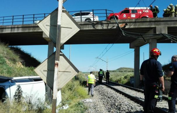 Cortados los trenes entre Sevilla y Huelva tras caer un coche sobre las catenarias en Valencina