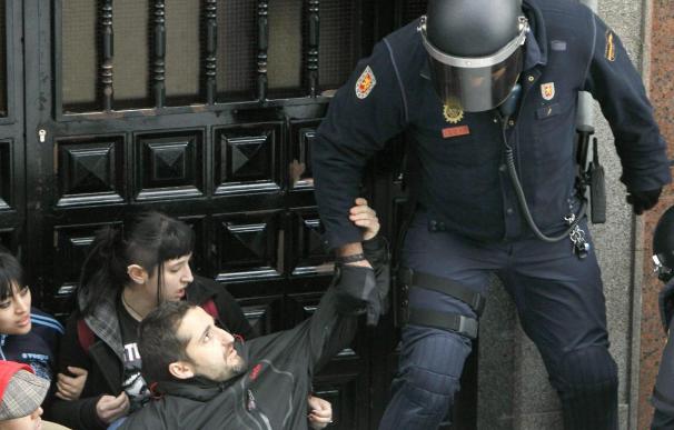 La Policía desaloja a una vecina del Albaicín de Granada entre protestas del 15M