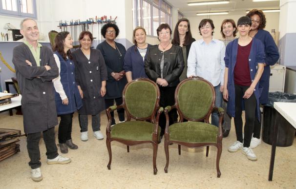 El tajo de tapicería de Pamplona restaura 14 sillas del Palacio de Navarra, una iniciativa que tendrá continuidad