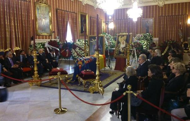 Respetuoso silencio en la capilla de la Duquesa de Alba mientras cientos de personas acuden a darle su último adiós