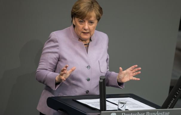 Merkel descarta dar lecciones sobre empleo a Macron y espera desarrollar iniciativas nuevas con él