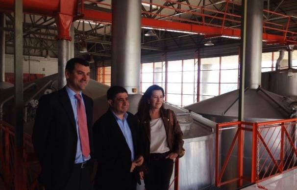 Reyes destaca la apuesta de Cruzcampo por Jaén en su visita a la fábrica y la Escuela de Hostelería