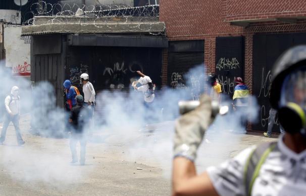 Al menos una decena de heridos durante los disturbios en las manifestaciones opositoras en Caracas