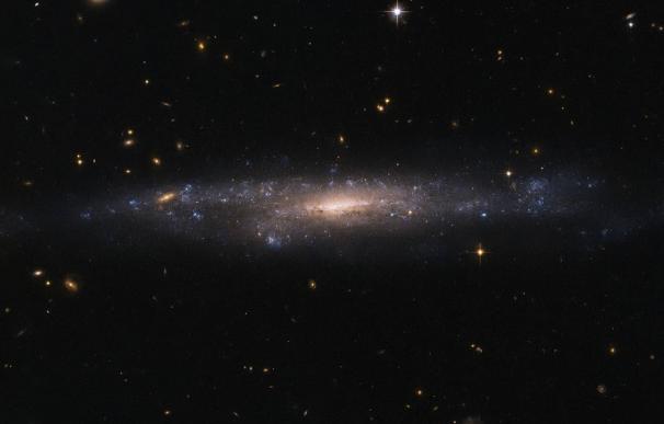 Hubble capta una galaxia más oscura que el cielo nocturno