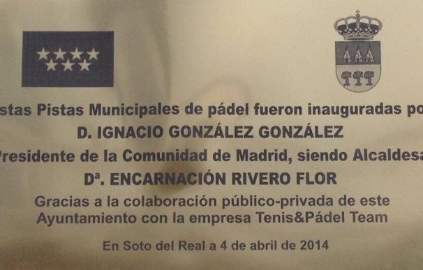Soto del Real retira una placa de unas pistas de pádel inauguradas por González, ahora preso en el municipio