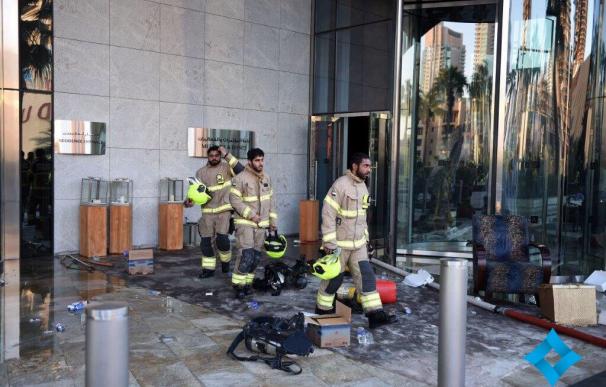 Varios bomberos abandonan el hotel incendiado en Dubai antes de la Nochevieja (Dubai Media Office)