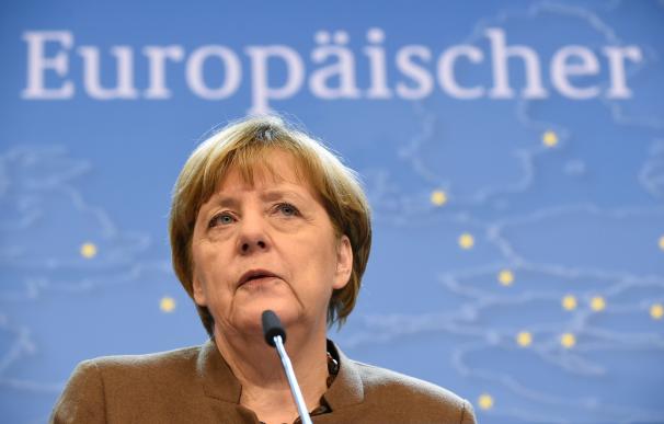 German Chancellor Angela Merkel (L) holds a press