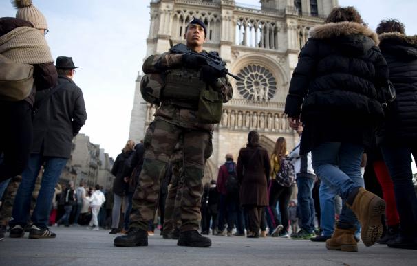 Un soldado francés vigila los alrededores de la Catedral de Notre Dame.